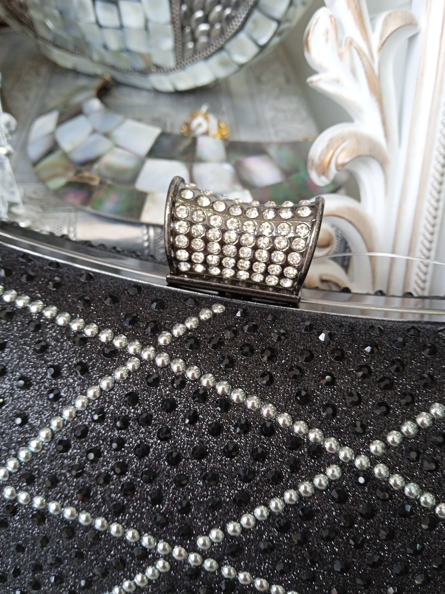 Bolso joya perlas con colgador de cadena  largo . Negro y plata
