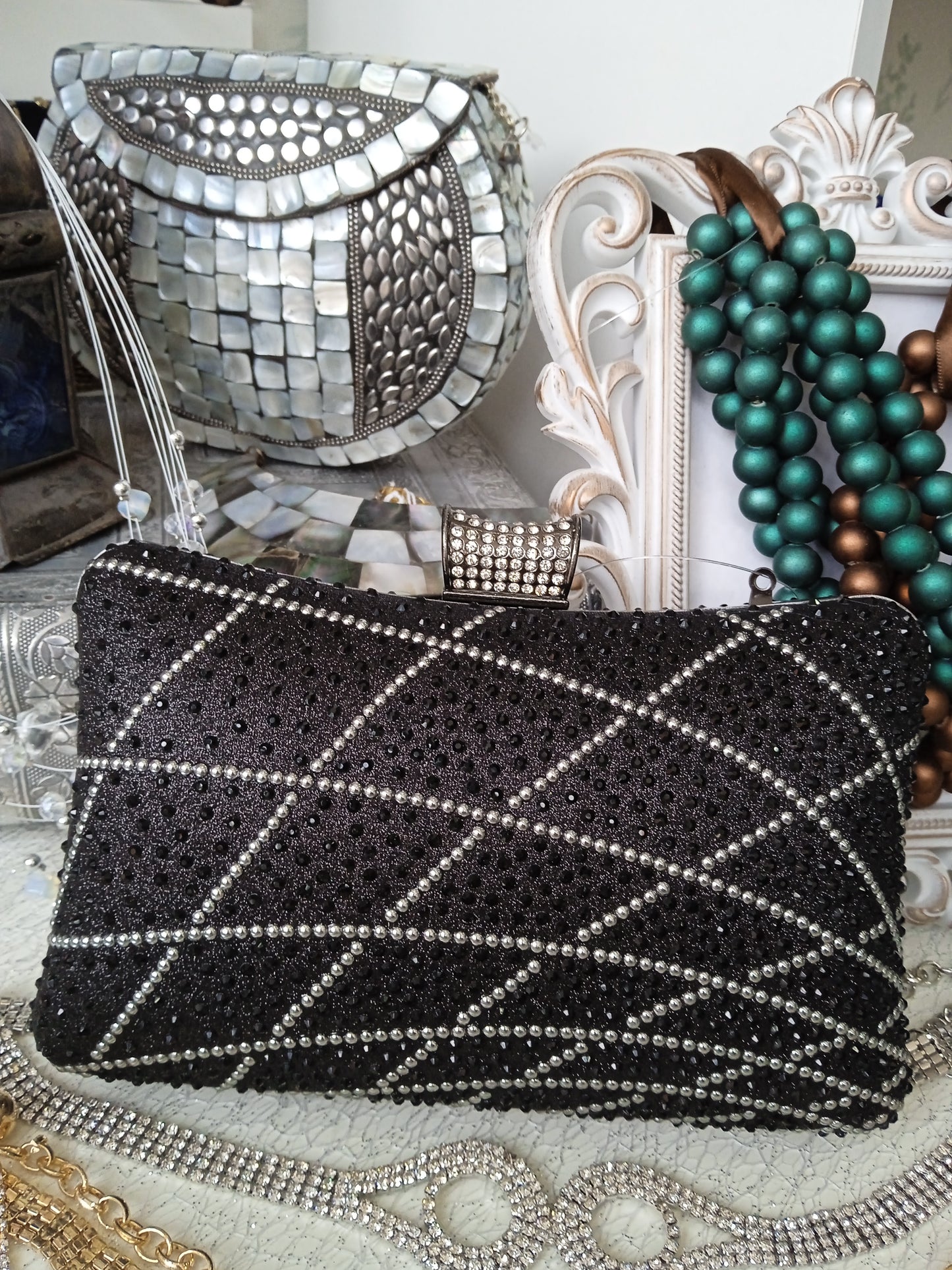 Bolso joya perlas con colgador de cadena  largo . Negro y plata