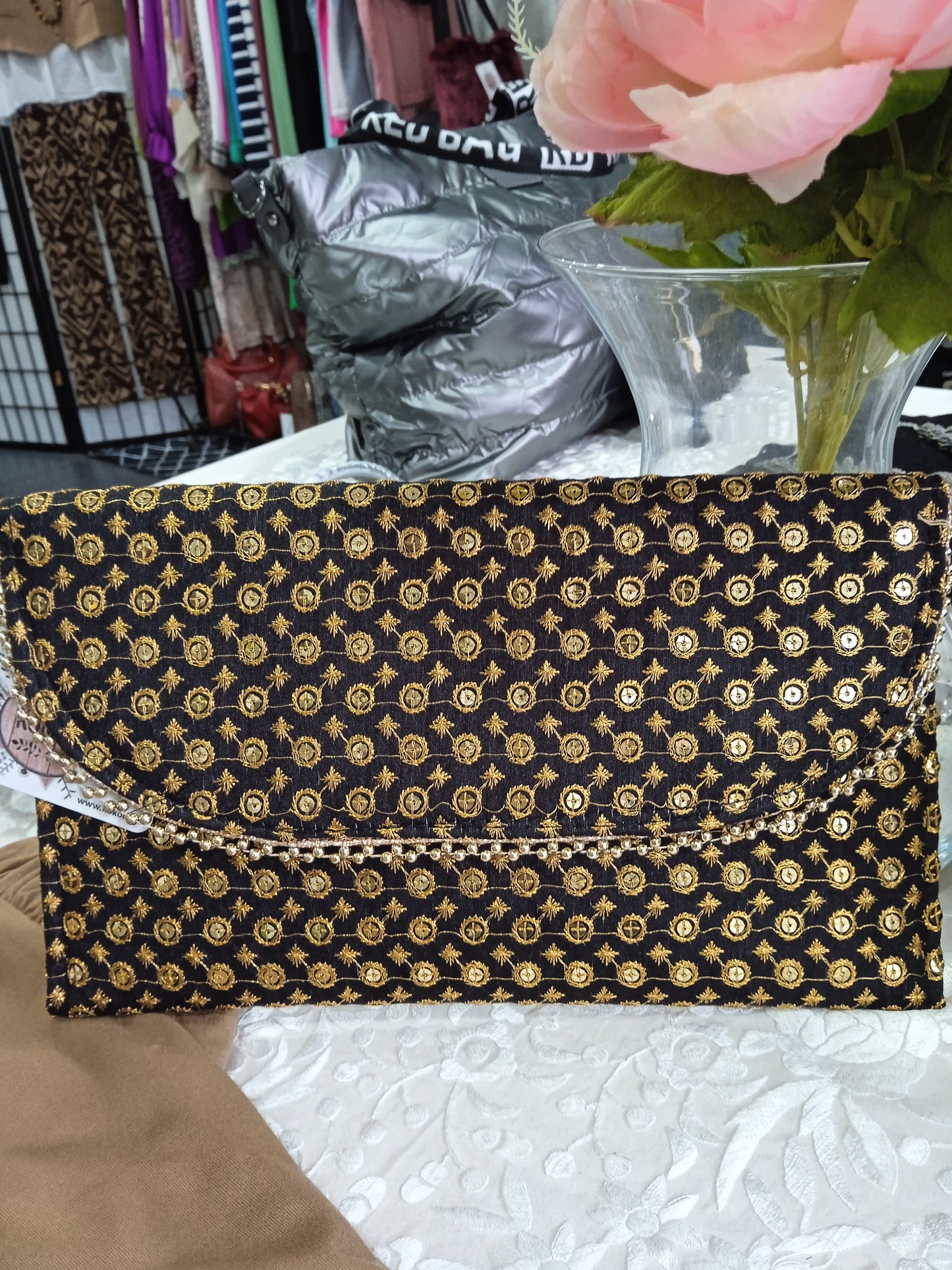 Bolso cartera bordado color negro con colgador dorado. Ancho 29.5 cm Alto 17 cm