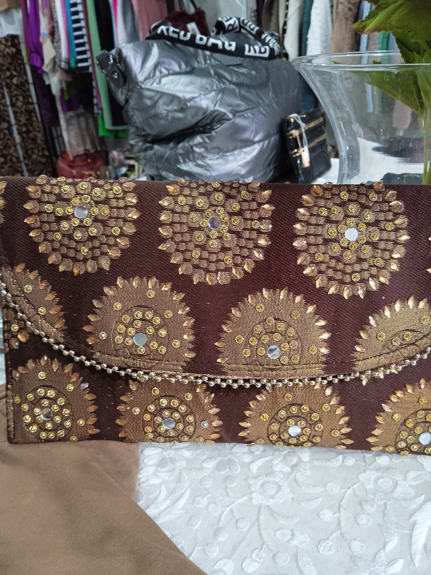 Bolso cartera bordado color marrón con colgador dorado. Ancho 29.5 cm Alto 17 cm