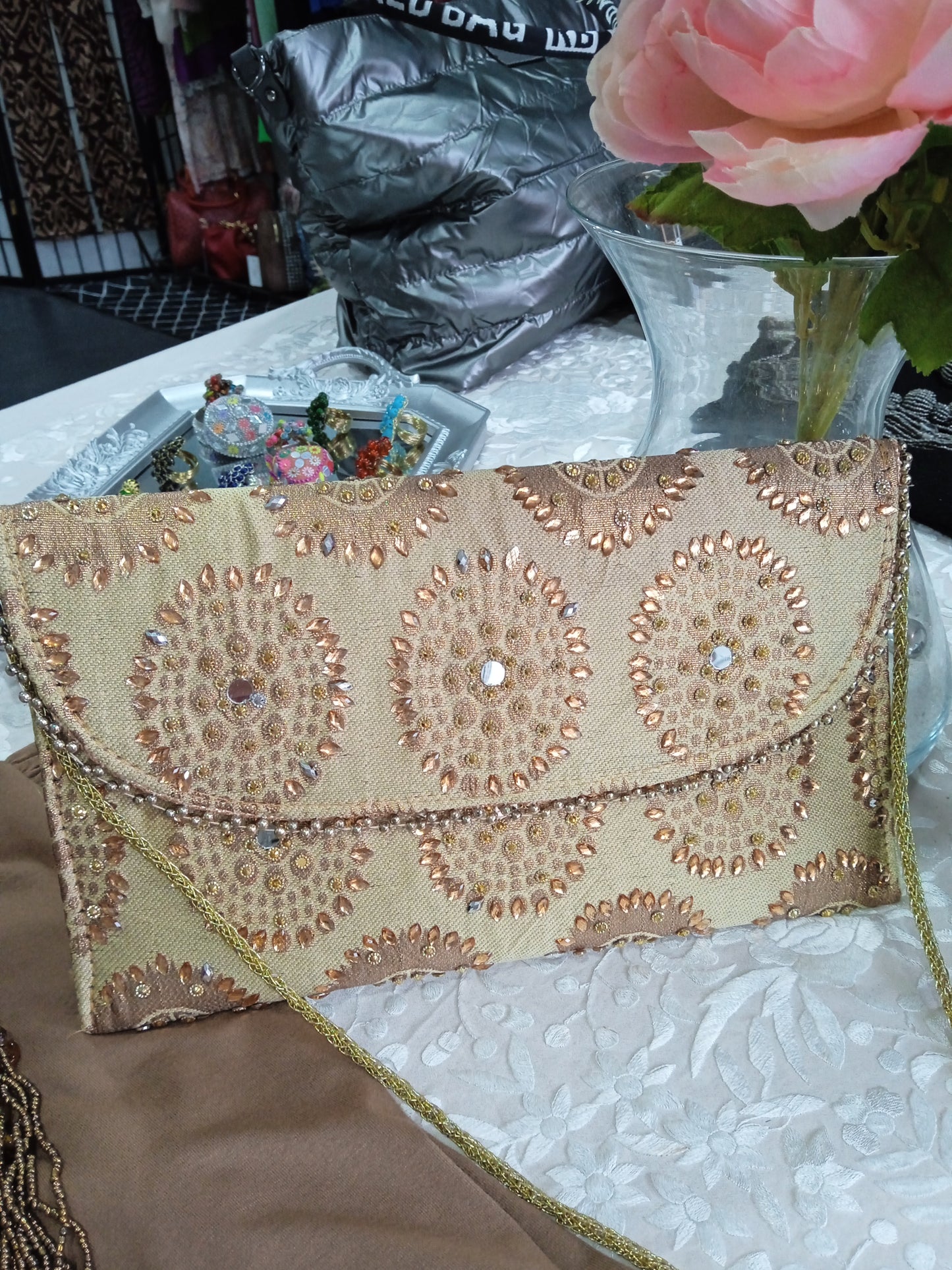 Bolso cartera bordado color dorado con colgador dorado. Ancho 29.5 cm Alto 17 cm