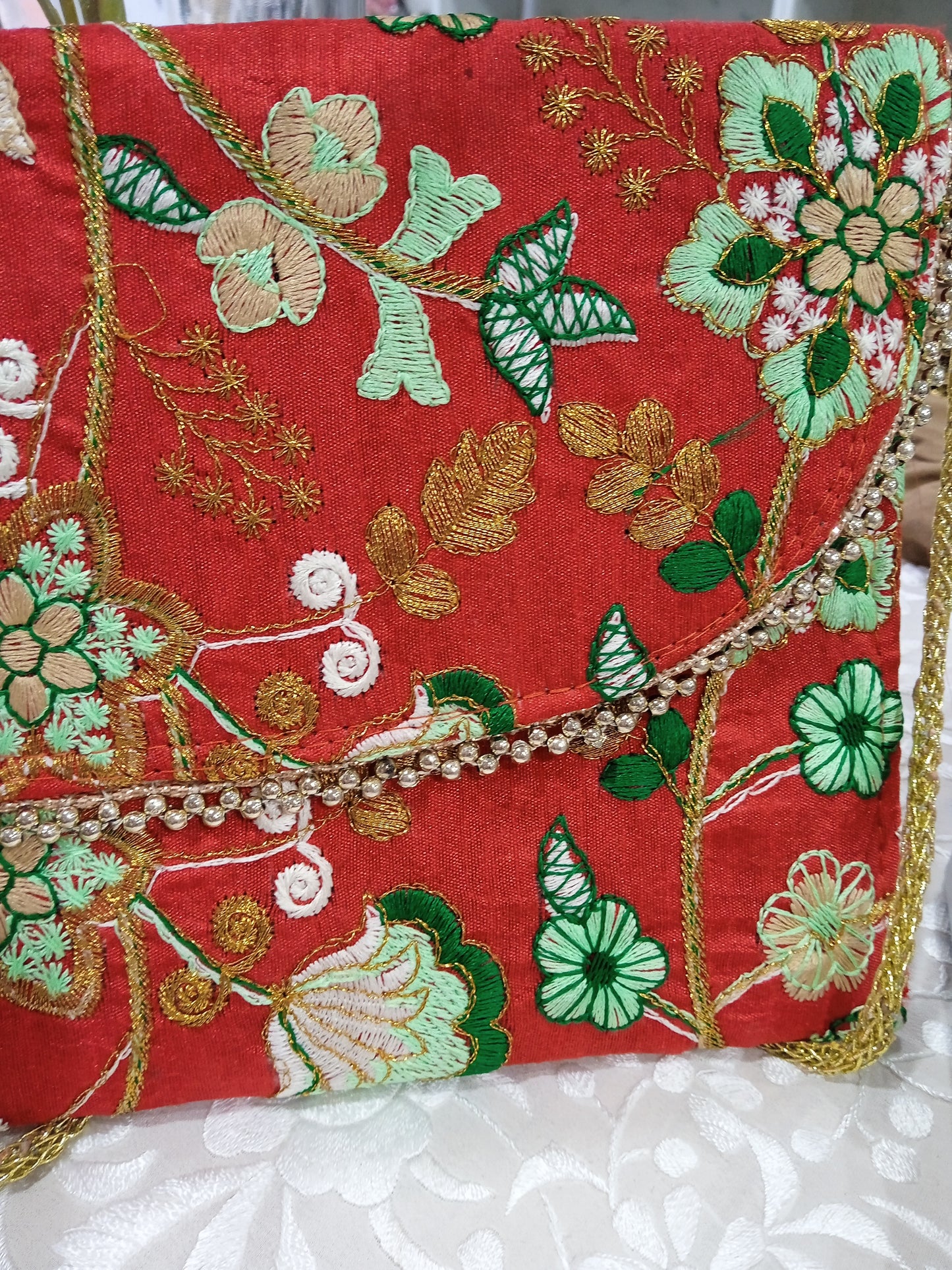 Bolso cartera bordado color rojo con colgador dorado. Ancho 29.5 cm Alto 17 cm