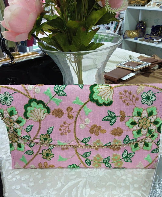 Bolso cartera bordado color rosa con colgador dorado. Ancho 29.5 cm Alto 17 cm
