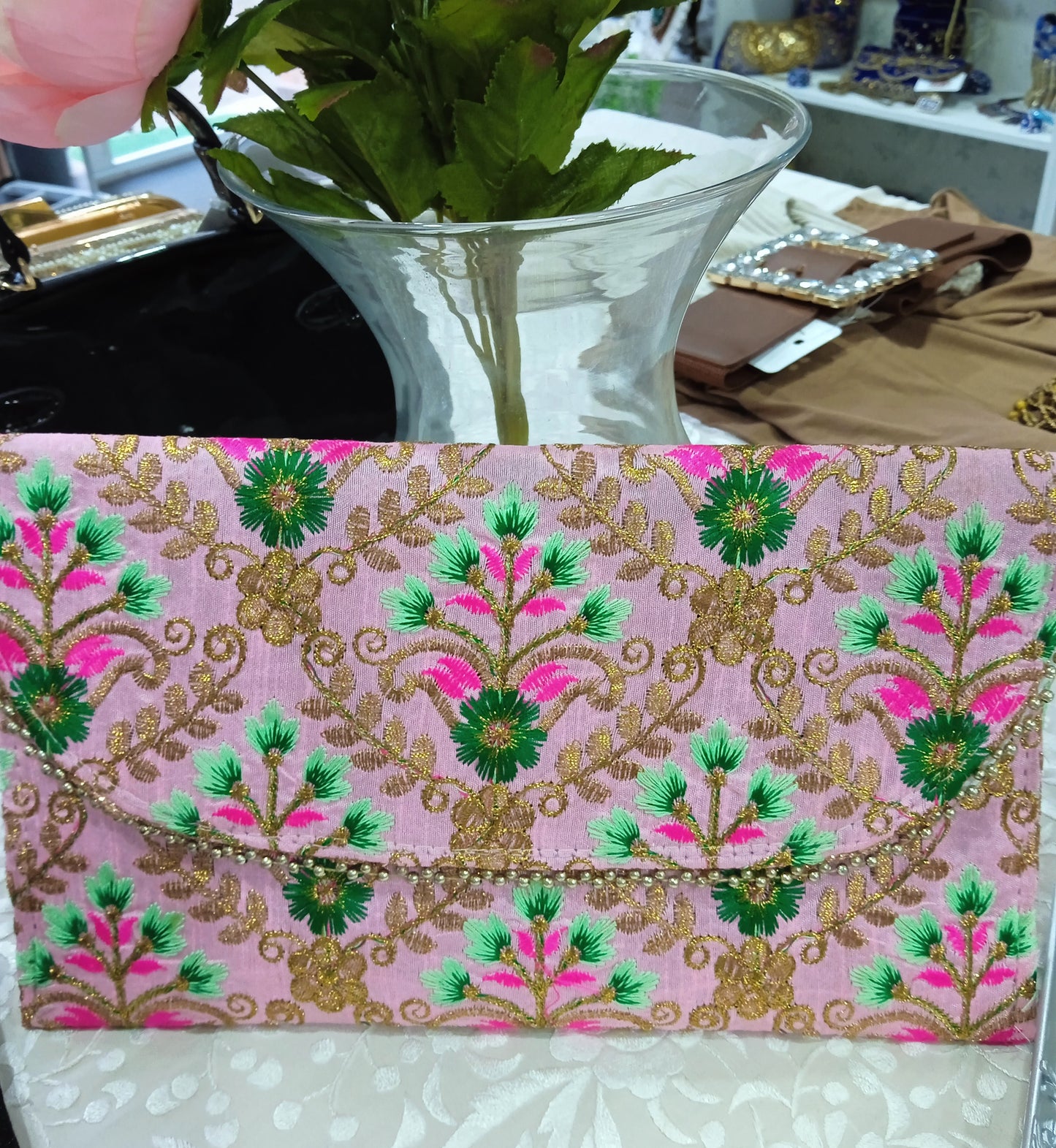 Bolso cartera bordado color rosa con colgador dorado. Ancho 29.5 cm Alto 17 cm