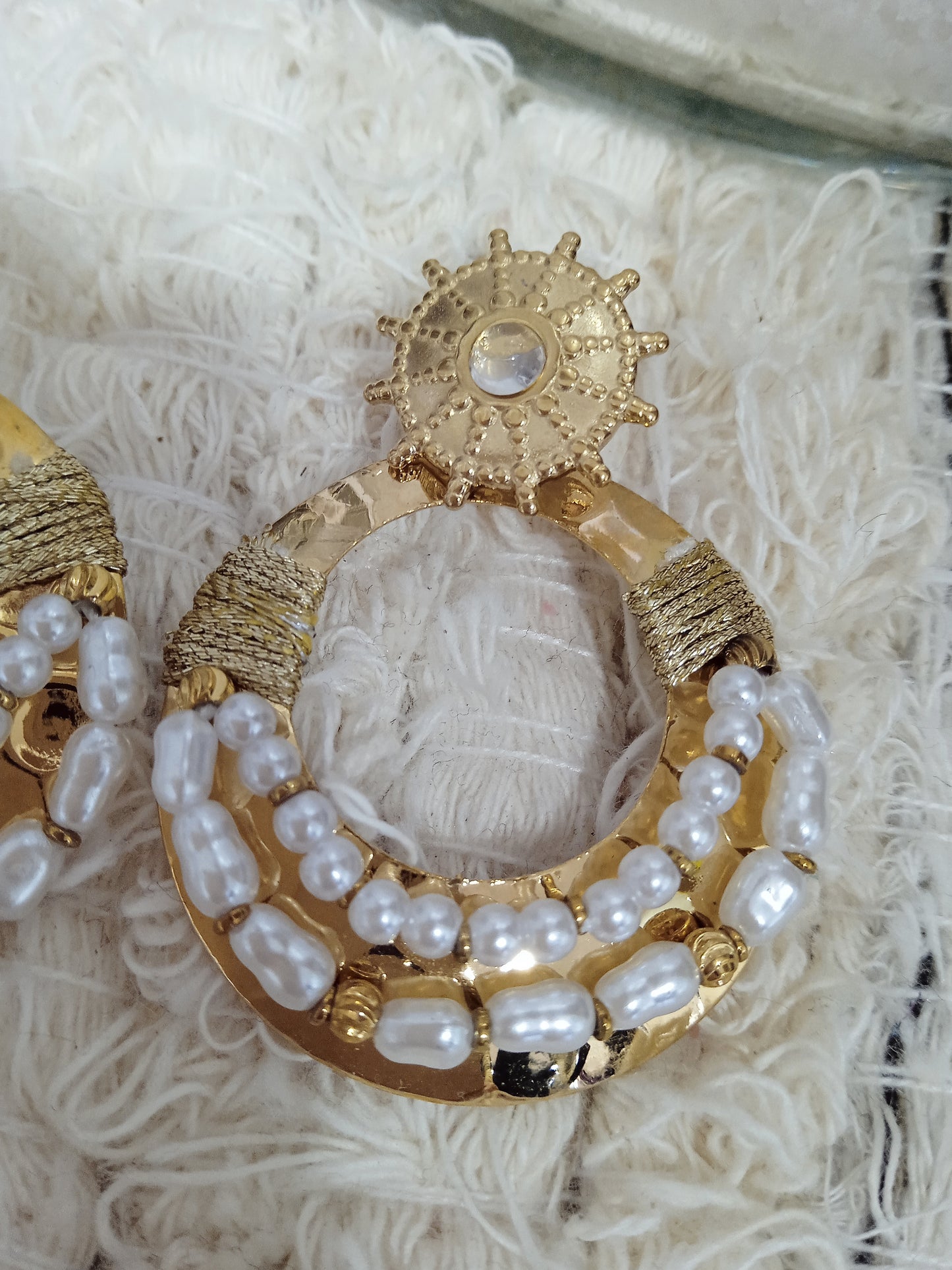 Pendientes acero redondos con perlas, color dorado,  Peso muy ligero. Largo 4.5 cm