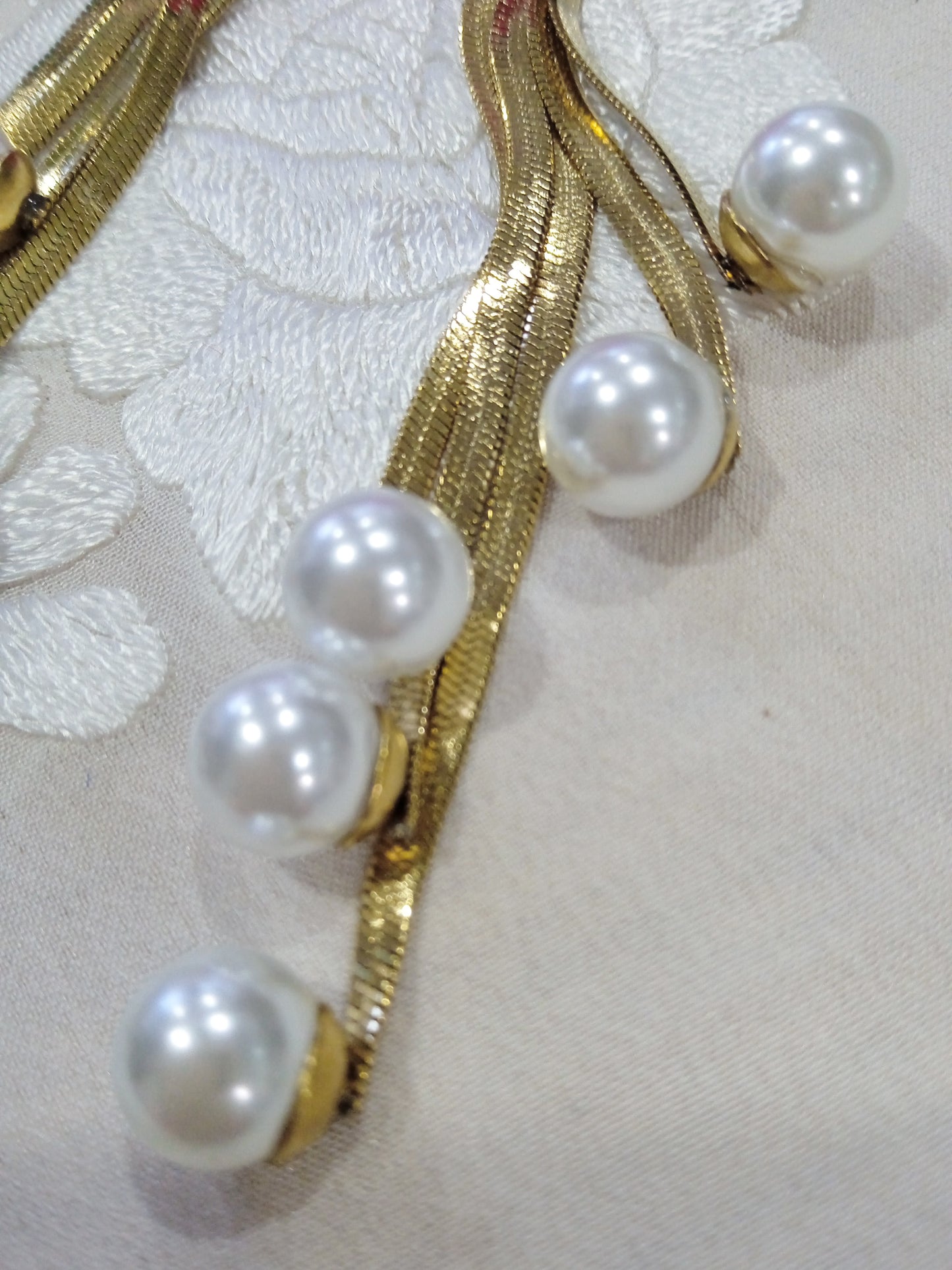 Pendientes acero malla dorada, largos con perlas. Peso ligero Largo 8.5 cm