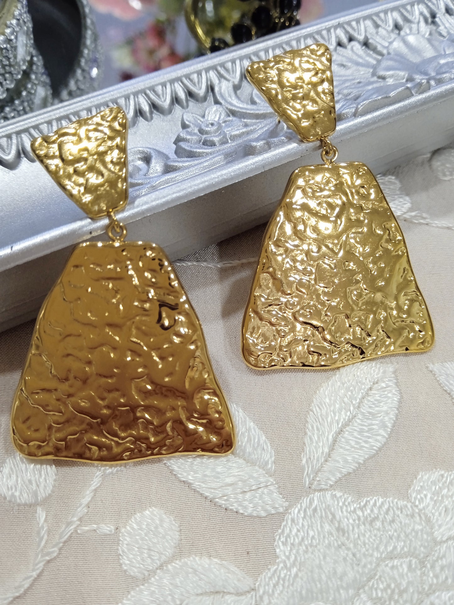 Pendientes acero dorados, forma trapecio. Altura 4 cm