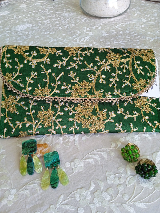 Bolso cartera verde y dorado con colgador. Ancho 29.5 cm Alto 17 cm