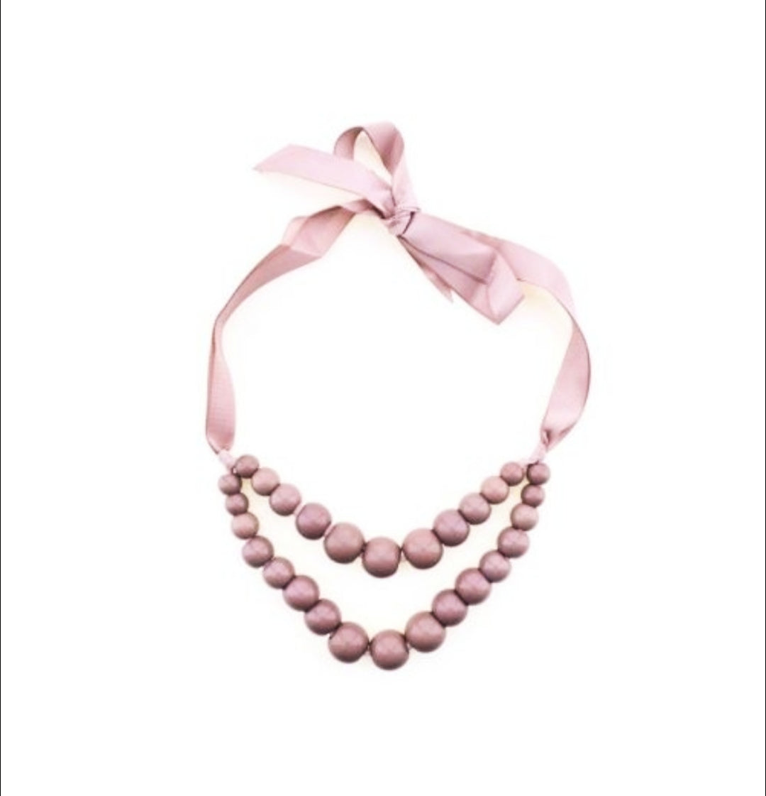 Collar doble altura perlas rosa con lazo ajustable.