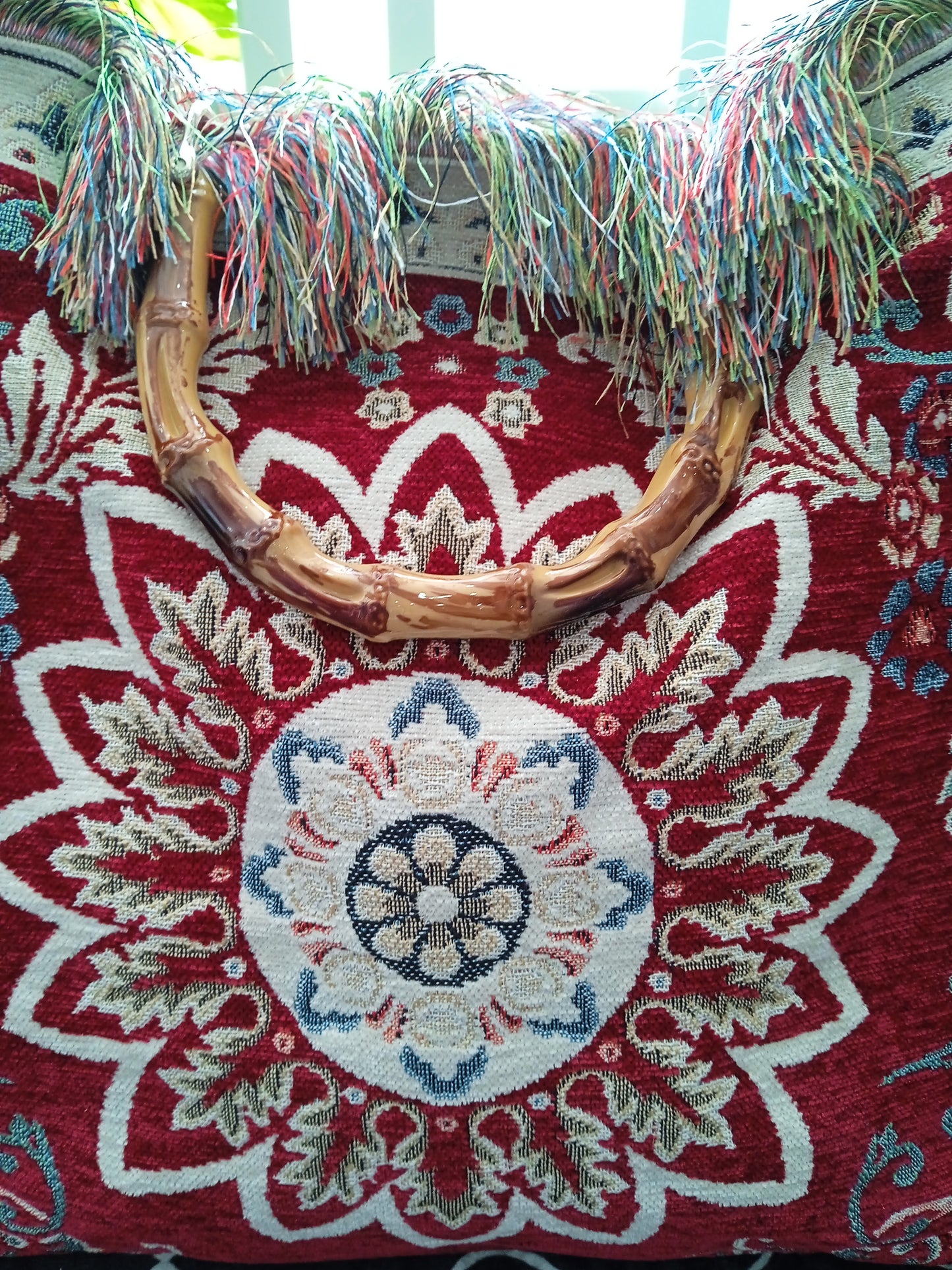 Bolso tapizado flecos asas madera y bandolera