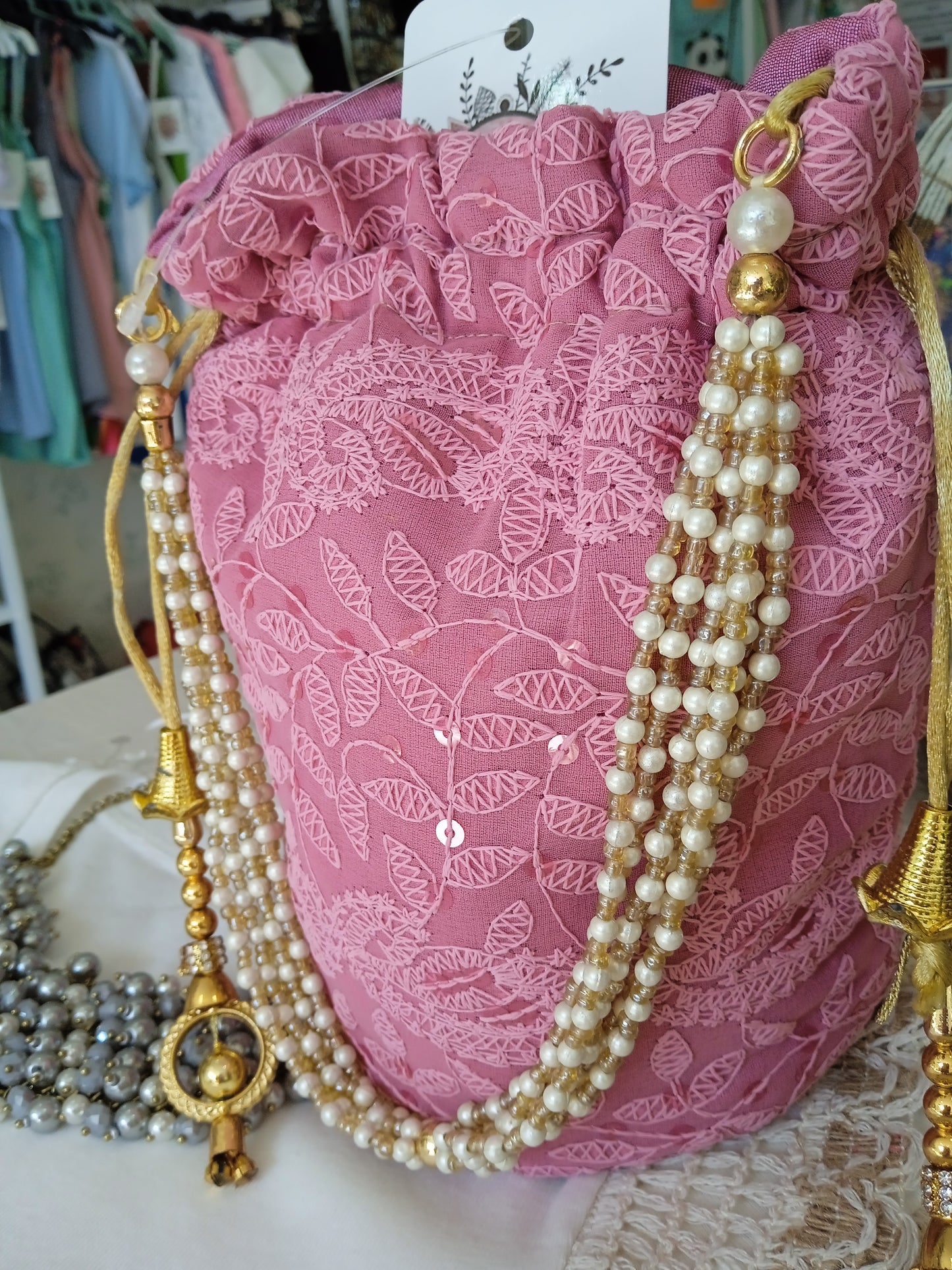 Bolso saco rosa o gris con asa perlas y lentejuelas