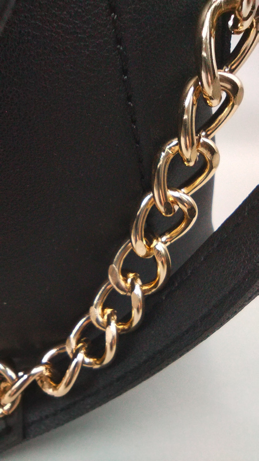 Bolso negro con colgador cadena dorada