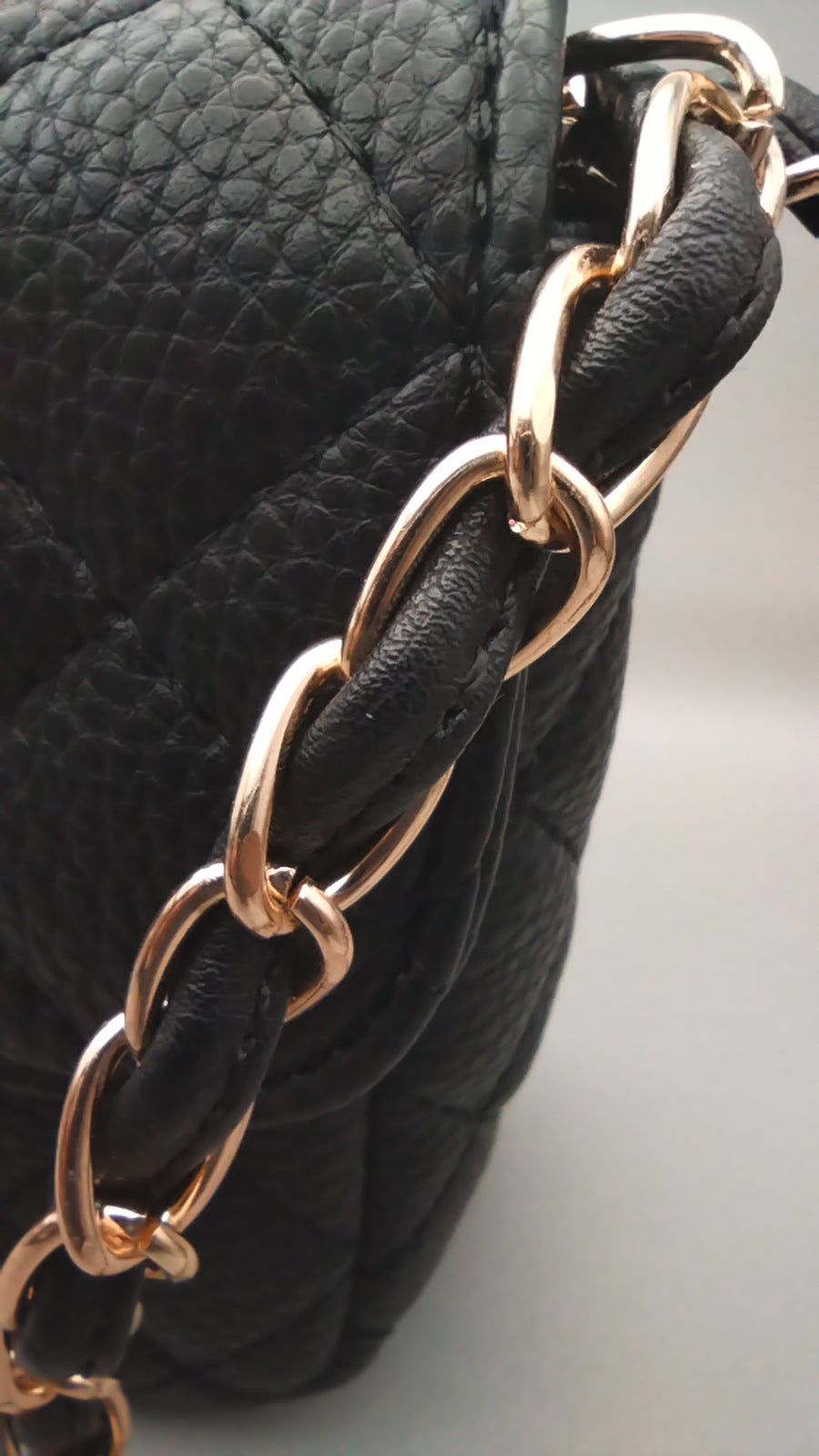 Bolso mini negro guateado con cadena