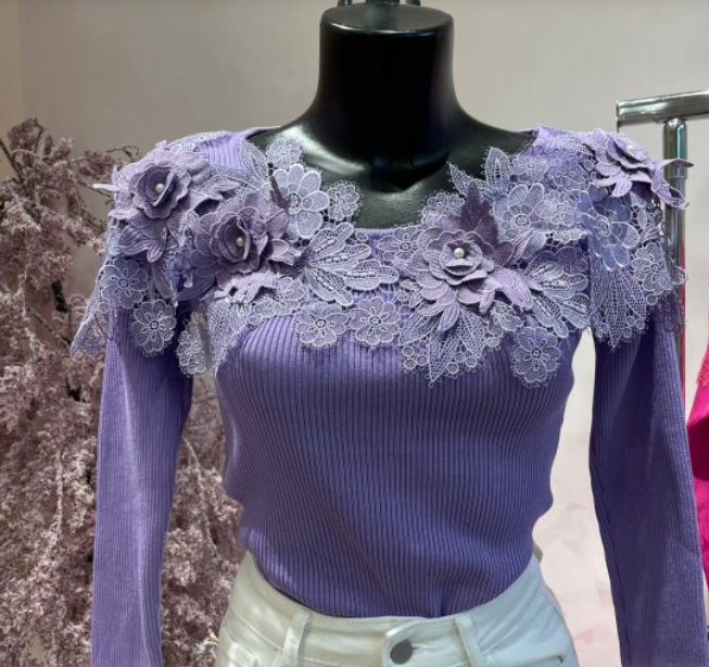 Jersey color lila con bordados y perlas. Talla única