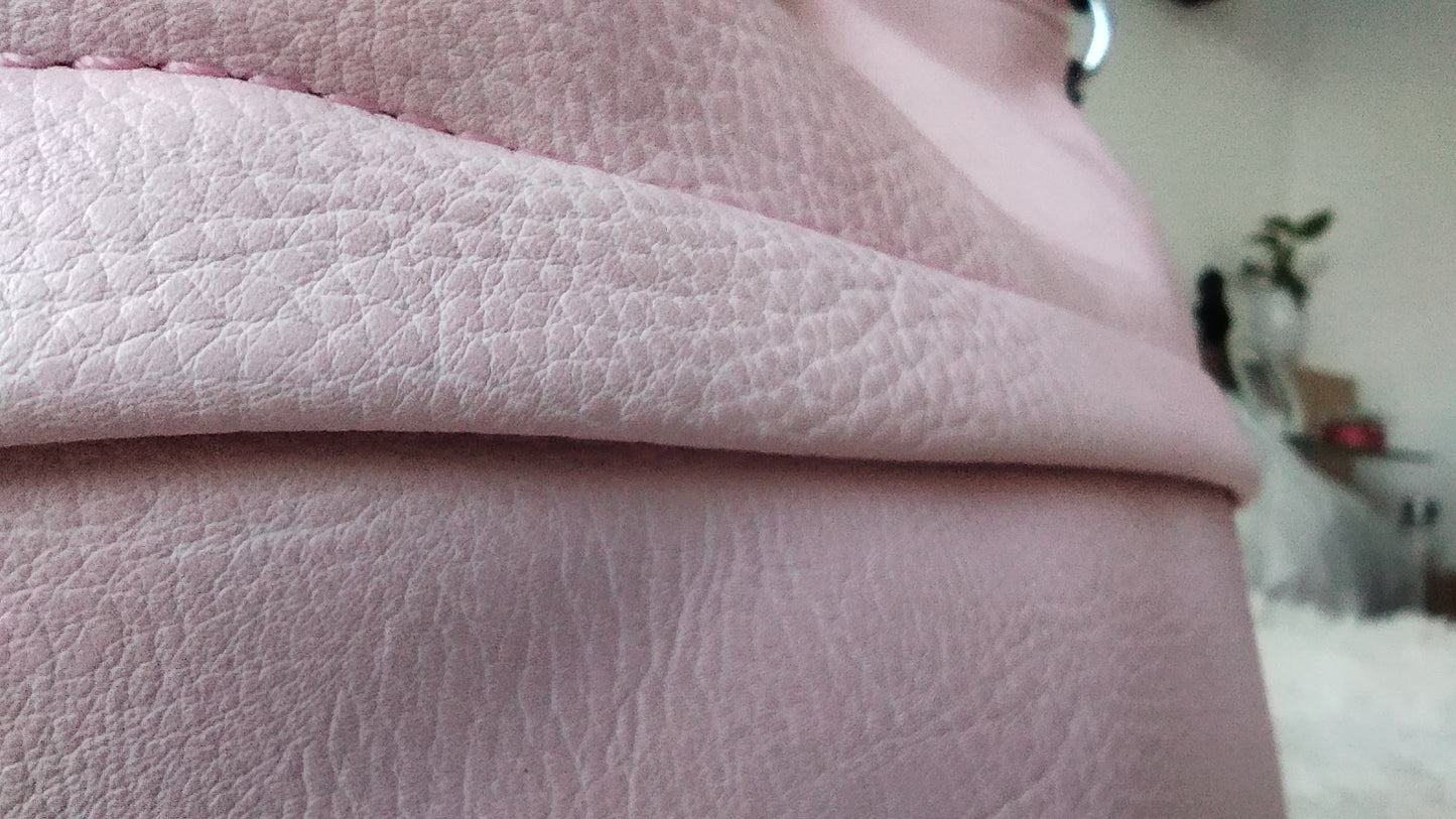 Bolso con cinta para colgar en bandolera rosa