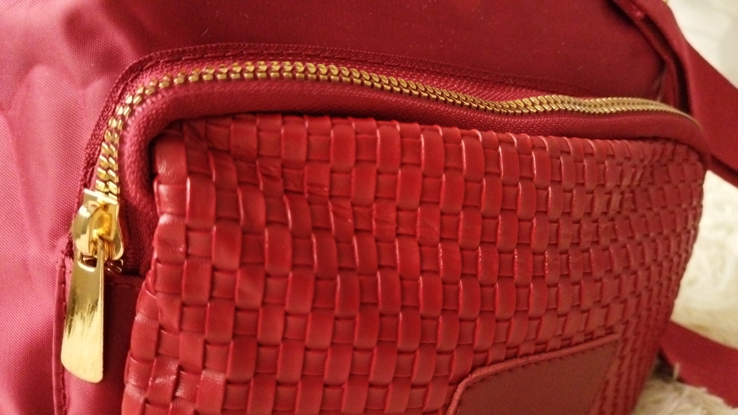 Bolso rojo con cinta en bandolera