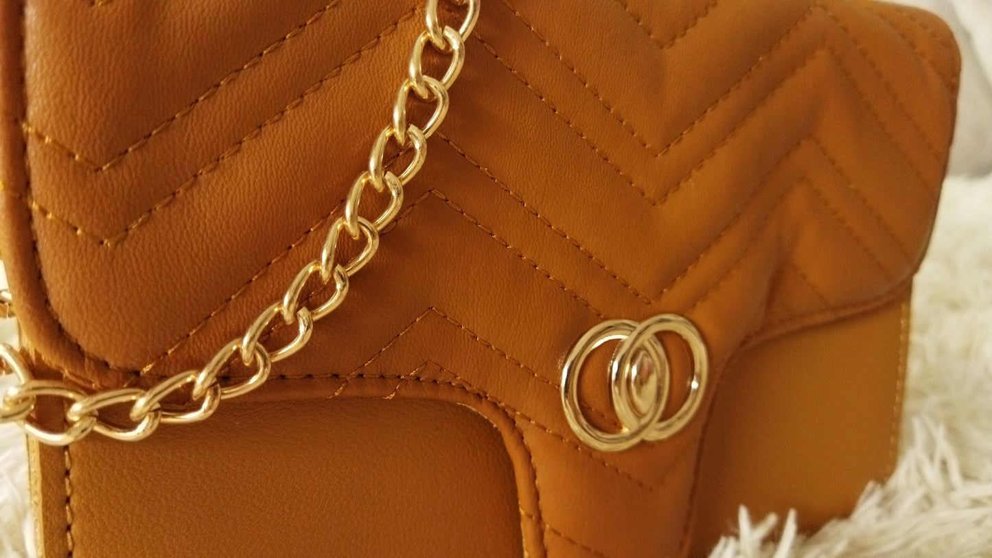 Bolso marrón con cadena bandolera
