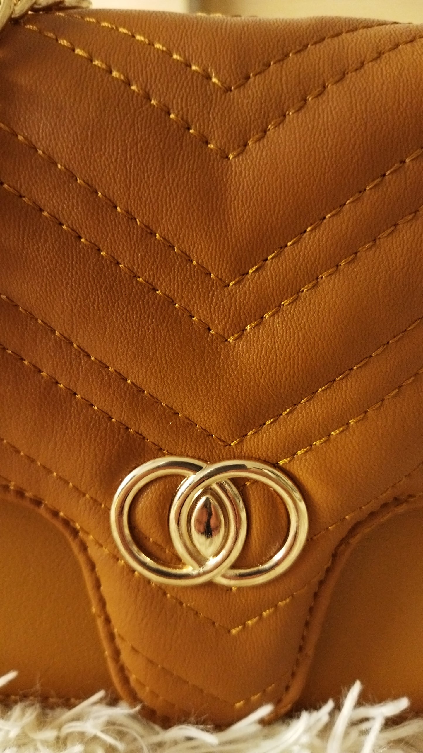 Bolso marrón con cadena bandolera